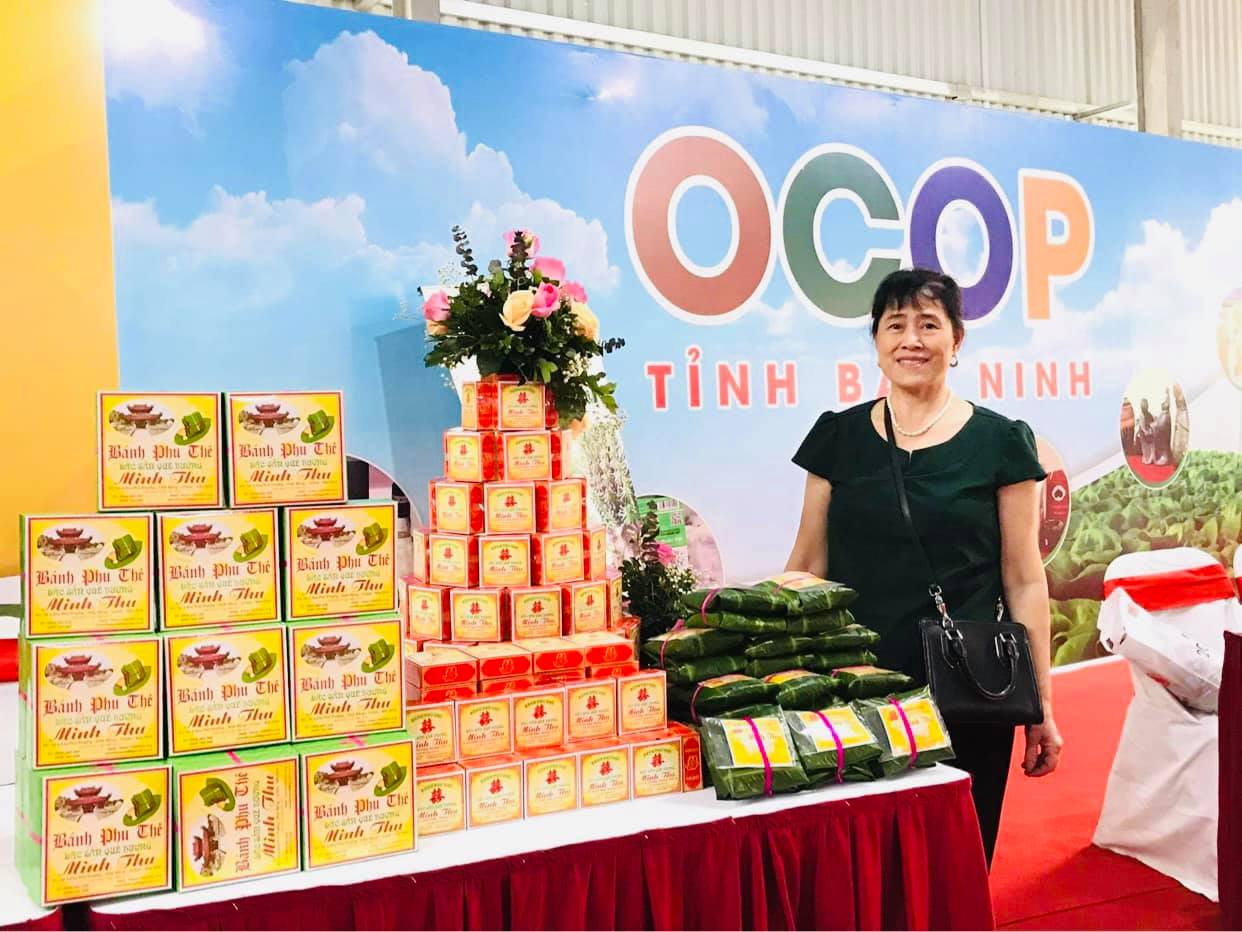 Bánh phu thê Minh Thu - đại diện cho Bánh phu thê làng Đình Bảng dự triển lãm OCOP 2022